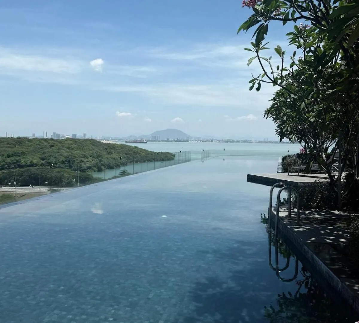 Crayon Shinchan 3R2B Seaview Suite George Town Daire